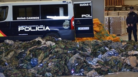 L’Espagne intercepte 20 000 uniformes destinés à Daesh, «assez pour une armée entière» (VIDEO)
