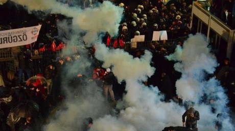 Turquie : la police disperse violemment les opposants à la nationalisation du journal Zaman (VIDEO)