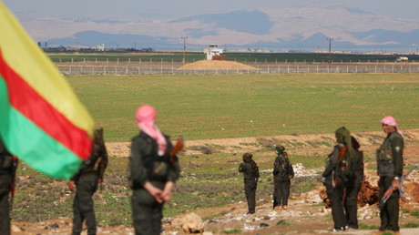 Les Kurdes près de la frontière entre la Turquie et la Syrie