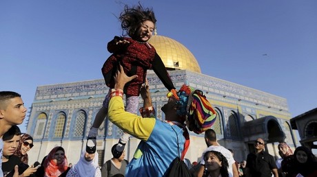 Amnesty se mobilise pour un clown palestinien inculpé sans procès en Israël