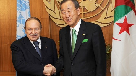 Le Secrétaire général de l'ONU en compagnie du président algérien, en 2009