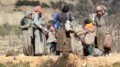 Des réfugiés attendent en Syrie un hypothétique passage côté turc. 