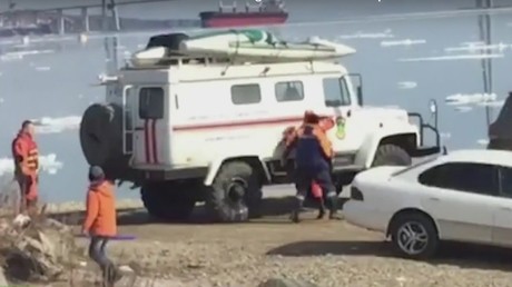 Russie : deux adolescentes dérivent sur un iceberg suite à un selfie qui tourne mal (VIDEO)