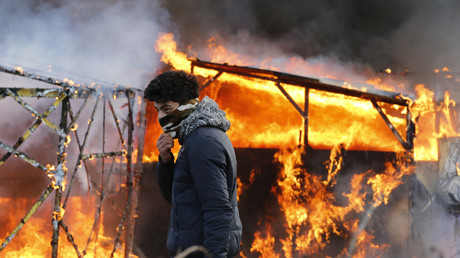 Jungle de Calais : un énorme incendie a déclenché la panique parmi les migrants (VIDEO)