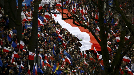 Les Polonais manifestent contre le gouvernement, les réformes et la militarisation de l’OTAN (VIDEO)
