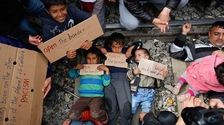 Allongés sur des rails, des enfants s’opposent à la fermeture de la frontière macédonienne (VIDEO)