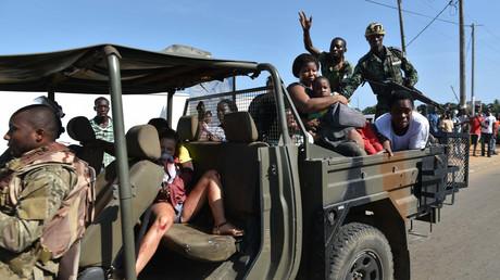 Des touristes évacués par l'armée ivoirienne après l'attaque à Grand-Bassam