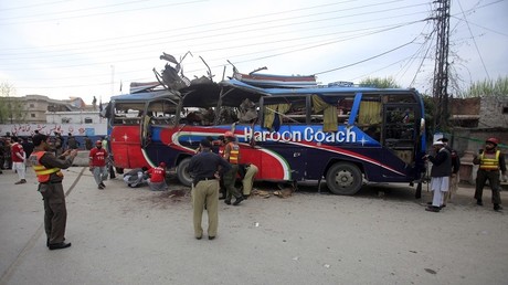 Pakistan : l'explosion d'un bus tue 16 fonctionnaires du gouvernement à Peshawar (VIDEO)