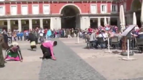 Madrid : des supporters néerlandais humilient des femmes Roms en public (VIDEO)