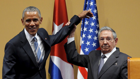 Poignée de main gênante entre Barack Obama et Raul Castro (VIDEO)