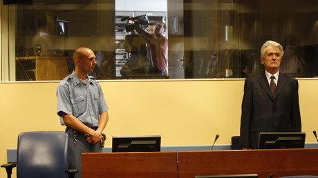 L'ancien leader des Serbes bosniaques Radovan Karadzic (à droite) lors du Tribunal pénal international pour l'ex-Yougoslavie en 2008