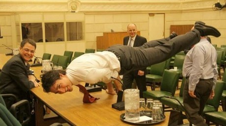 Une photo du Premier ministre canadien Justin Trudeau exécutant une posture de yoga fait le buzz