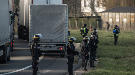 Déploiement de forces de l'ordre le 21 janvier 2016 après l'irruption de migrants sur la rocade près du site d'eurotunnel