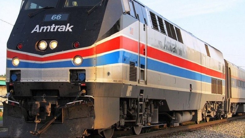 2 morts et 30 blessés dans le crash d'un train près de Philadelphie, le trafic suspendu