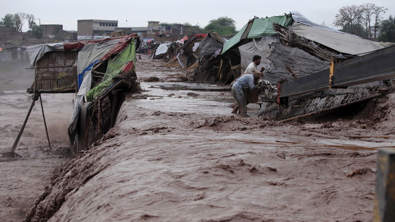 Des pluies torrentielles causent la mort d'une cinquantaine de personnes au Pakistan (VIDEO)