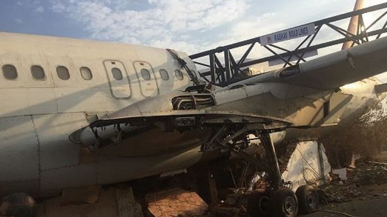 Une grue transportant un avion s’effondre d'un coup en Inde (PHOTOS, VIDEO)