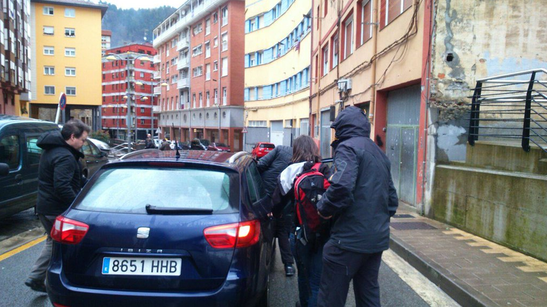 Un journaliste espagnol condamné pour avoir pris une photo de policiers arrêtant un activiste