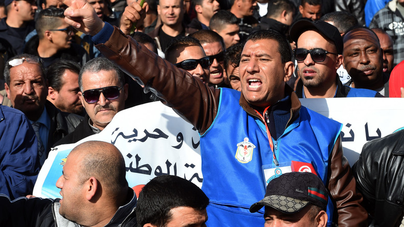 Tunisie : une manifestation de chômeurs tourne à l'affrontement devant le siège du gouvernement
