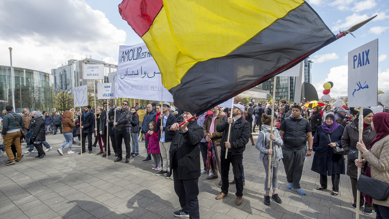 Attentats : des milliers de Bruxellois dans la rue en hommage aux victimes et «contre la haine»