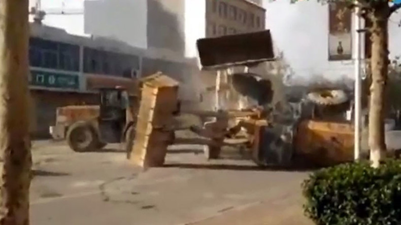 Chine : des ouvriers déchaînés se livrent une bataille de pelleteuses (VIDEOS)