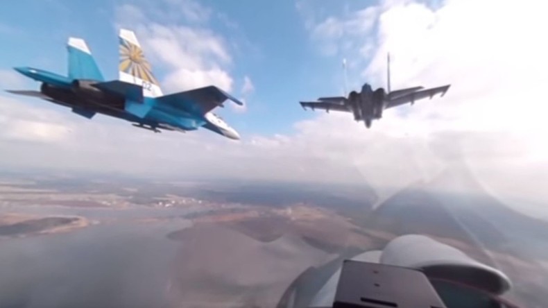 Vue à 360 degrés du cockpit d’un Su-27 russe qui prépare ses figures pour le défilé de la Victoire