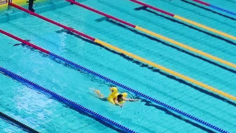 Une bouée-canard suffit pour devenir la star des championnats de Russie de natation (VIDEO)