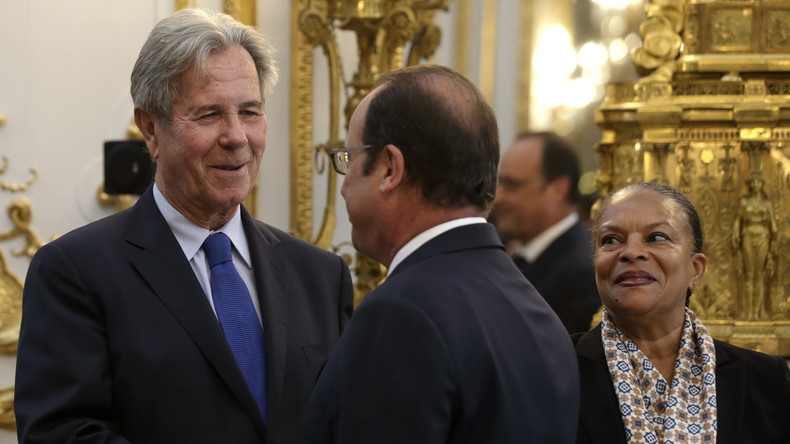 Jean-Louis Debré tente de forcer un barrage de police