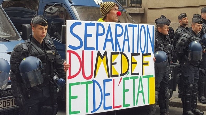 Les intermittents manifestent devant le ministère du Travail, le théâtre de l'Odéon toujours occupé