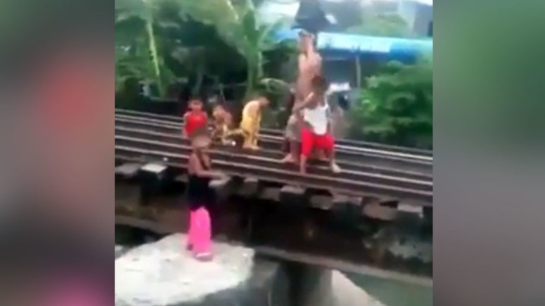 Trompe la mort : des enfants se cachent sous les rails à l’approche d’un train (VIDEO)