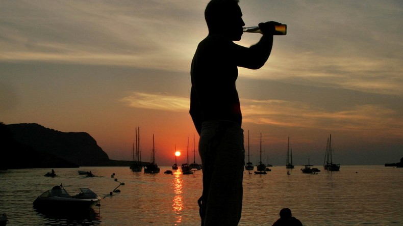 Finir déshydraté ou payer ? Ibiza décide d’interdire aux touristes de boire de l’eau dans la rue