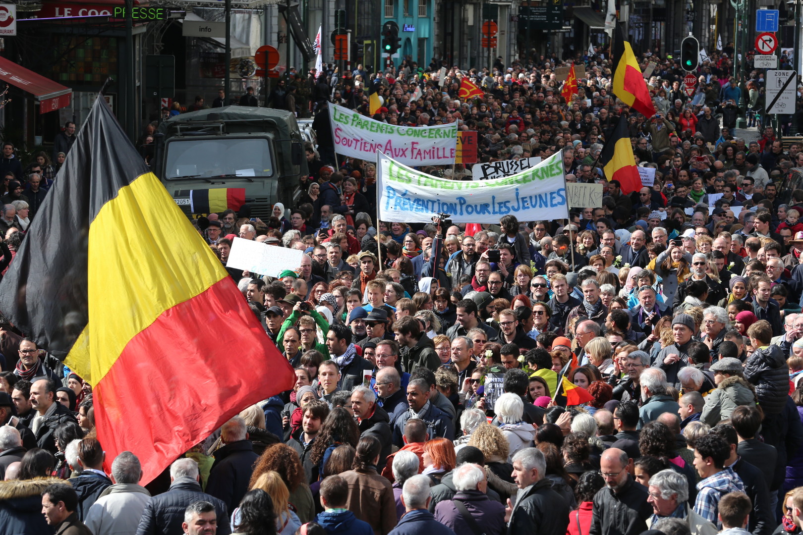 Attentats : des milliers de Bruxellois dans la rue en hommage aux victimes et «contre la haine»