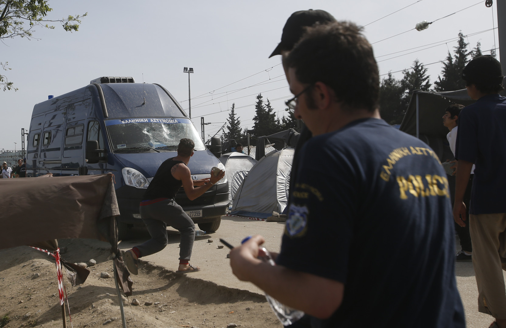 La police grecque percute et tue un réfugié dans un camp (PHOTO, VIDEO)