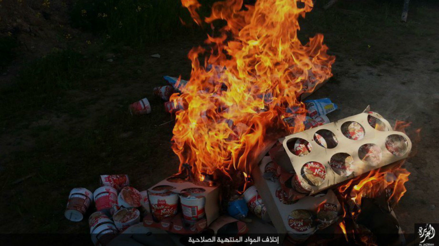 Pendant ce temps-là dans le Califat, Daesh brûle des milliers de paquets de nouilles (PHOTOS)