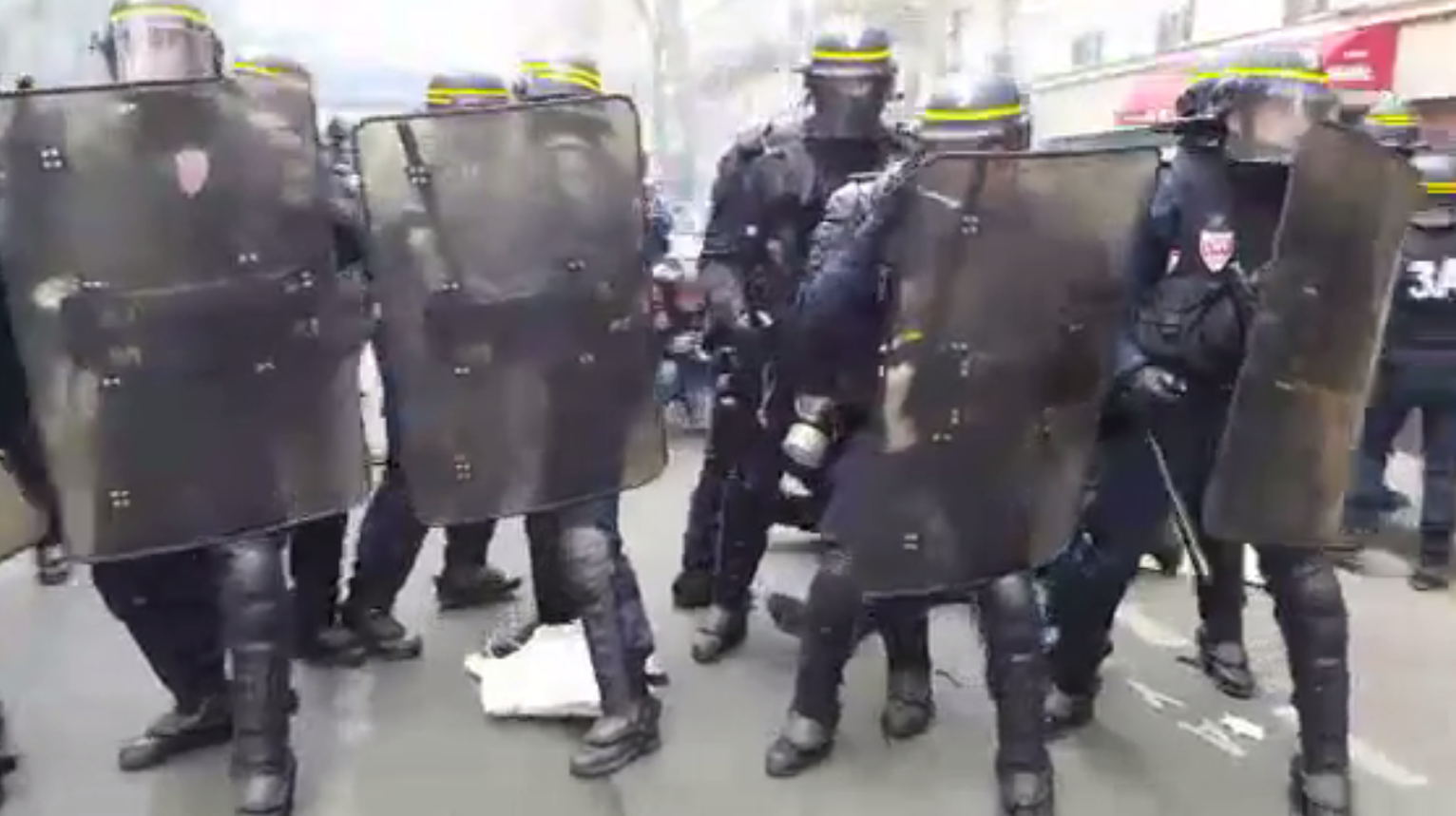 En images : gaz lacrymogènes, blessés, voitures défoncées à Paris (VIDEO, IMAGES PERTURBANTES)