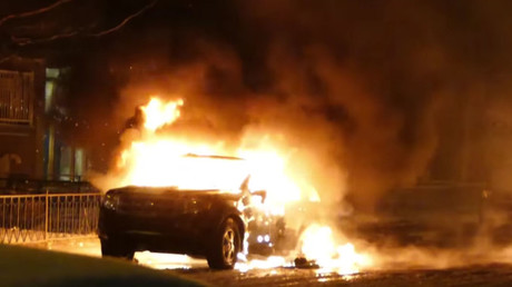 Rues en flammes : des manifestants attaquent un poste de police à Montréal (VIDEO)