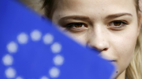 Une femme à la manifestation en soutien de l'association de l'UE avec l'Ukraine 