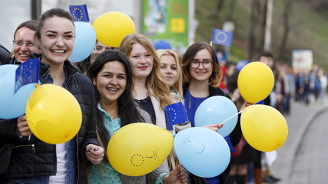 Des étudiants à une manifestation en soutien de l'association de l'Ukraine avec l'UE