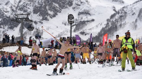 Il fait chaud à Sotchi ! Les skieurs descendent les pistes en maillot de bain (VIDEO)