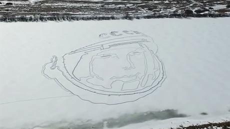 Un portrait géant de Youri Gagarine a été dessiné sur un lac gelé en Russie (VIDEO)