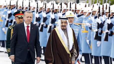 Recep Tayyip Erdogan accueille le roi saoudien Salmane avec une marche militaire russe (VIDEO)
