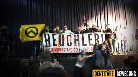 «Le multiculturalisme tue» : des identitaires perturbent une pièce jouée par des réfugiés à Vienne