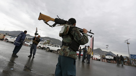 Policier afghan sur la scène de l'attaque suicide