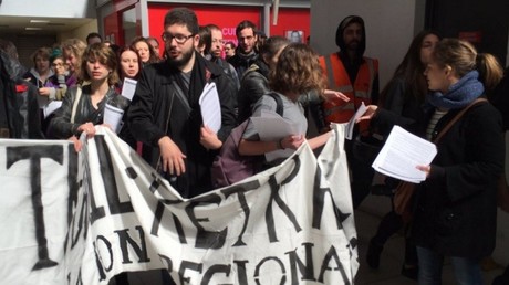 Loi Travail : des étudiants entourés de CRS tentent de sensibiliser cheminots et infirmiers à Paris