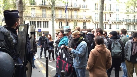 Une action de Nuit Debout à Paris appelle à la «séparation du Medef et de l’Etat» (IMAGES)