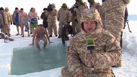 Survivre en Arctique : le correspondant de RT a suivi les exercices militaires russes au pôle Nord