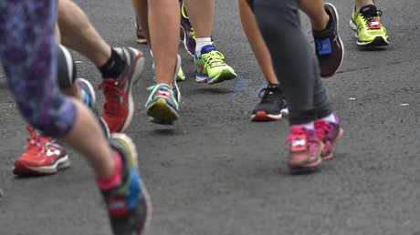 Voleurs boit-sans-soif : scène d'incivilité ordinaire le long du marathon de Londres (VIDEO)