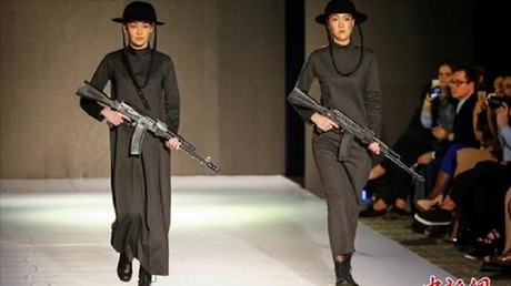 Des mannequins défilent armés de kalachnikovs à la Fashion Week du Kazakhstan