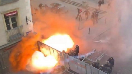 Rennes : des manifestants lancent de puissants engins explosifs sur les CRS (PHOTO, VIDEO)