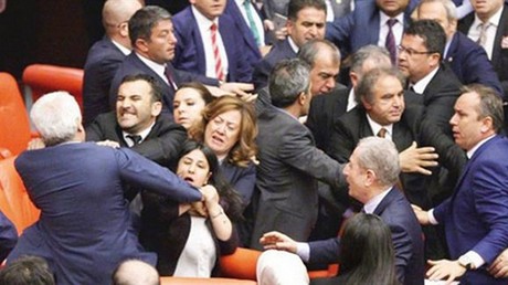 Bagarre au parlement turc pendant les débats autour de l’accord sur les migrants avec Bruxelles
