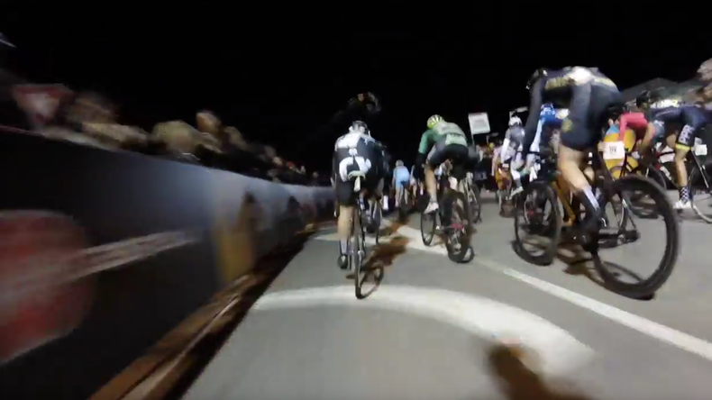 Vue embarquée d’une chute spectaculaire du peloton lors d’une course de vélo à New-York (VIDEOS)